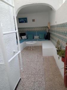 西迪·布·赛义德Maison à Sidi Bou Said的带沙发和桌子的客厅