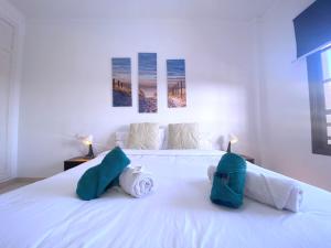 En eller flere senge i et værelse på Tropicalidays Costa Mar + 35 billeder