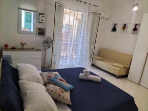 a living room with a bed and a couch at InCentro Palermo in Palermo