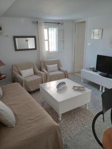 ein Wohnzimmer mit einem Sofa und einem Couchtisch in der Unterkunft Maison à Sidi Bou Said in Sidi Bou Saïd