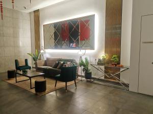 - un salon avec un canapé, des chaises et une table dans l'établissement Puchong HELLO KITTY FULLY AIR-CON Suite, à Puchong