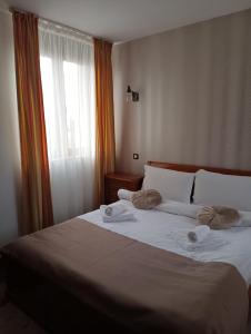1 dormitorio con 1 cama grande y toallas. en El Locanda Boutique Hotel, en Constanţa