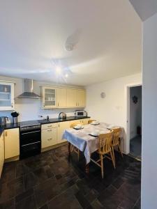 una cocina con mesa y sillas. en 50 Gordon Terrace en Invergordon