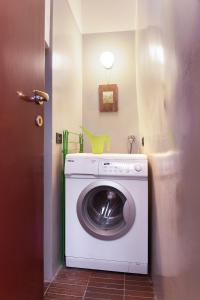 uma máquina de lavar e secar roupa num pequeno quarto em [Vista Duomo] Cuore di Como em Como