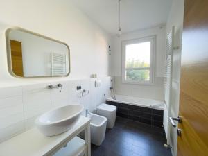 Et badeværelse på Spazioso Apt vicino Stazione - Posto Auto + 17 billeder