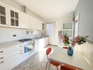 Køkken eller tekøkken på Spazioso Apt vicino Stazione - Posto Auto