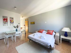 En eller flere senge i et værelse på Spazioso Apt vicino Stazione - Posto Auto