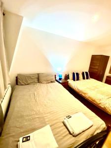 a bedroom with two beds in a room at One Bedroom Apartment in Ealing Broadway London in Ealing