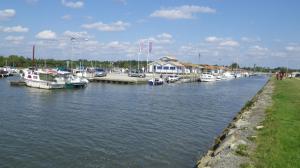 un grupo de barcos están atracados en un puerto deportivo en Villas Floryanne - bassin arcachon en Audenge