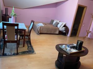Postel nebo postele na pokoji v ubytování Hotel Jerevan