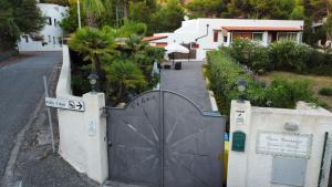 una puerta a una casa con entrada en Villa Crimi en Vulcano