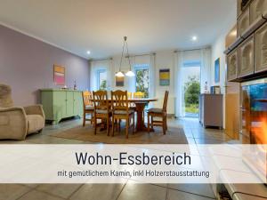 a dining room and kitchen with a table and chairs at Ferienwohnung Lichtinsel - strandnah, ebenerdig, haustierfreundlich, großer Garten, optimal für Familien in Steinberg