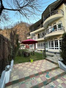 - un grand bâtiment avec une table de pique-nique devant dans l'établissement Heritage Rose Inn, à Srinagar