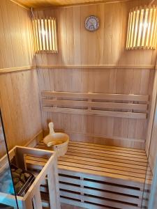 uma casa de banho com uma sauna e um WC. em Premium Hausboot Blaue Lagune em Lübeck