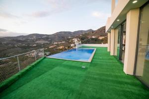 una piscina en el balcón de una casa en Casa joya del Mediterráneo, en Almuñécar