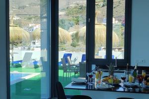 Una mesa con un bol de fruta encima en un restaurante. en Casa joya del Mediterráneo, en Almuñécar