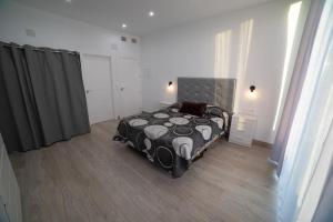 un dormitorio con una cama en una habitación en Casa joya del Mediterráneo, en Almuñécar 40 fotos más