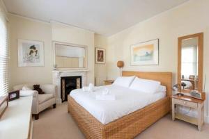 Un pat sau paturi într-o cameră la Elegant 3 beds Victorian house with parking