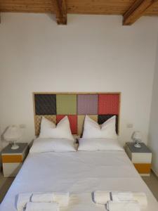 1 dormitorio con 1 cama grande y 2 lámparas en TorreCielo, en Foligno