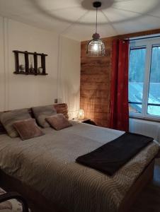 una camera da letto con un letto grande con una finestra di les Seilles de Clovis a Entremont-le-Vieux