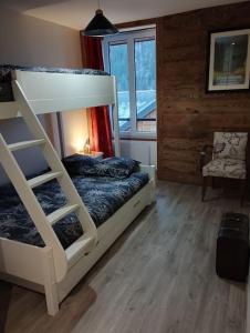 una camera da letto con un letto a castello e una finestra di les Seilles de Clovis a Entremont-le-Vieux Altre 12 foto