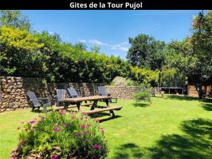 アルジェレス・シュル・メールにあるLes Gîtes de la Tour Pujolの庭のピクニックテーブルと椅子