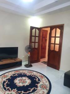 een woonkamer met een tapijt op de vloer bij Residence Hadja 03 in Dakar