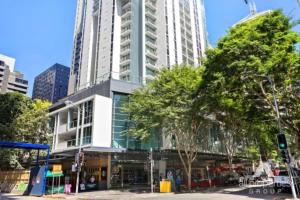 un edificio alto en una ciudad con una calle en Spacious 3 Bed City Apt with Car Park, Pool & Gym en Brisbane