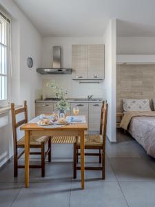 a kitchen and dining room with a table and chairs at House Sabbioneta in Sabbioneta