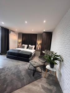 um quarto com uma cama e uma parede de tijolos em Hotel We Wellness em Adendorf