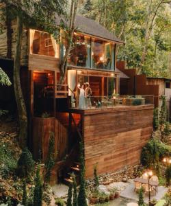 una casa en el bosque con una cubierta envolvente en Cliffver คลิฟฟ์เวอร์, en Chiang Mai