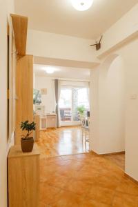 een woonkamer met een potplant op een tafel bij Apartment Tara in Njivice