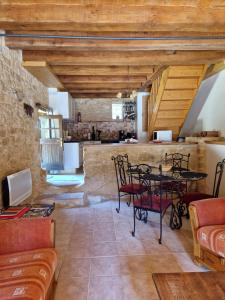 Część wypoczynkowa w obiekcie Gîtes Le clos de Veyrignac