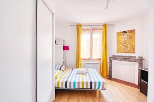 - une chambre avec un lit et un miroir dans l'établissement T2 ds Villa-Terrasse-Clim-pkg-MEET- Zénith-Odyssud, à Toulouse