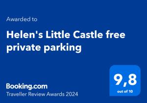 een blauw bord met de woorden helems klein kasteel gratis privéparkeren bij Helen's Little Castle free private parking in Thessaloniki