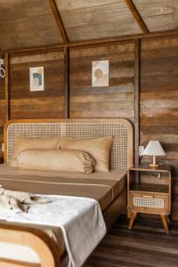 1 dormitorio con 1 cama y 1 mesa con lámpara en Bali Cozy Bungalows, Nusa Dua Benoa, en Nusa Dua