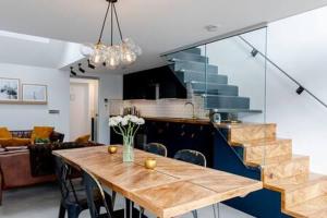 劍橋的住宿－Stylish Cambridge Home with free parking，客厅设有木桌和楼梯。