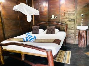 Postel nebo postele na pokoji v ubytování Coco Palm Villa and Cabanas