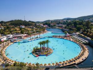 vista aerea su una grande piscina in un resort di Manor Meeder a Castanheira de Pêra