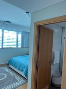 1 dormitorio con 1 cama y techo azul en Luxury private sea view room en Abu Dabi