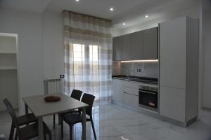 Η κουζίνα ή μικρή κουζίνα στο Appartamento Fuga sul mare Termolese