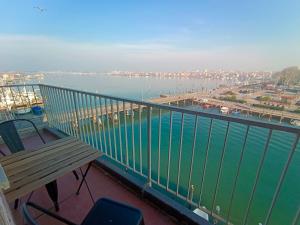 d'un balcon avec vue sur une étendue d'eau. dans l'établissement Clodia Skyline, à Chioggia