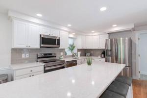 Kuchyň nebo kuchyňský kout v ubytování Summer pool, game room arcade and room for 10!