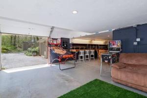 Posezení v ubytování Summer pool, game room arcade and room for 10!