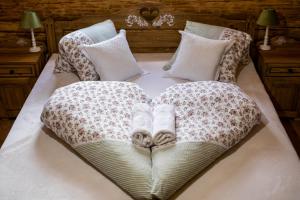 duże łóżko z 2 poduszkami w obiekcie Penzión Zbojnícky Halaš w mieście Tisovec