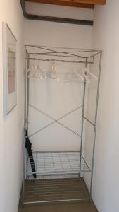 um armário com uma prateleira de vidro num quarto em B&B Houtstee em Veendam