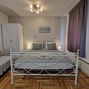 een slaapkamer met een wit bed in een kamer bij Apartment Mavero-Free Private Parking in Zagreb +73 foto's