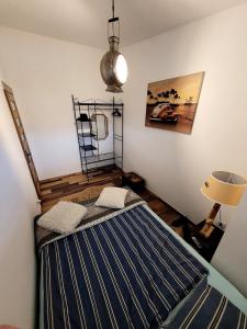 a bedroom with a bed in a room with a lamp at Azzurro apartamento Calabria in Marina di Strongoli