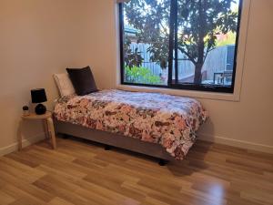 1 dormitorio con cama y ventana grande en Boulder House en Melbourne