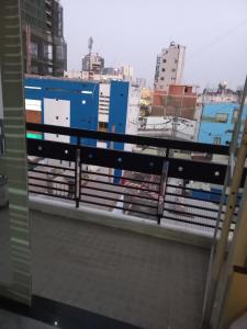une vue d'une ville depuis une fenêtre dans l'établissement dorm SG, à Hô-Chi-Minh-Ville
